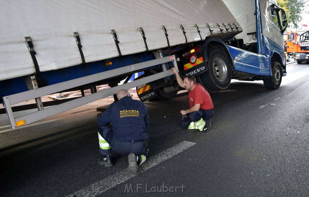 LKW blieb unter Bruecke haengen Koeln Ehrenfeld Innere Kanalstr Hornstr P087.JPG - Miklos Laubert